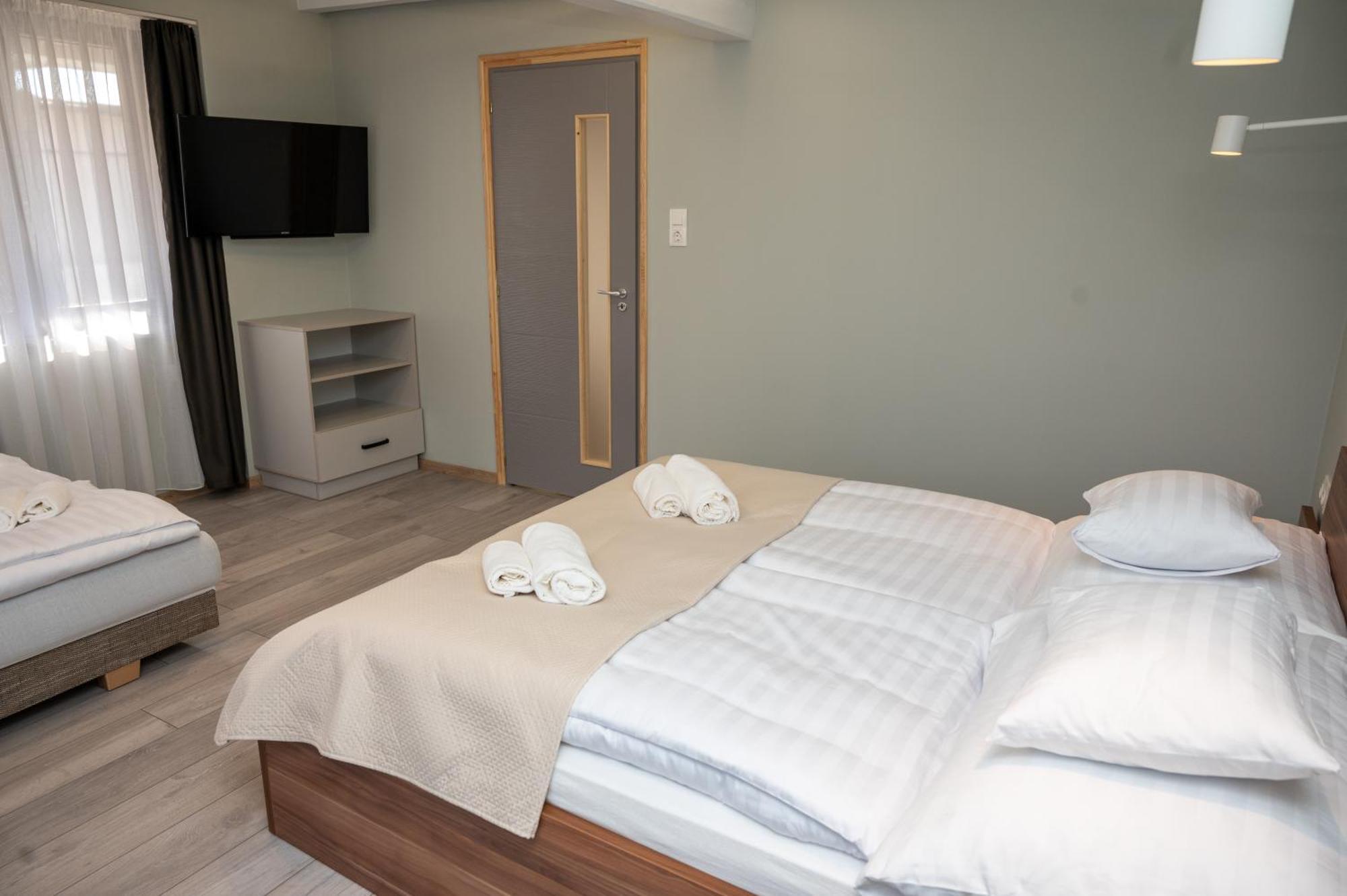 Tuenderkert Apartman Gyula Ngoại thất bức ảnh