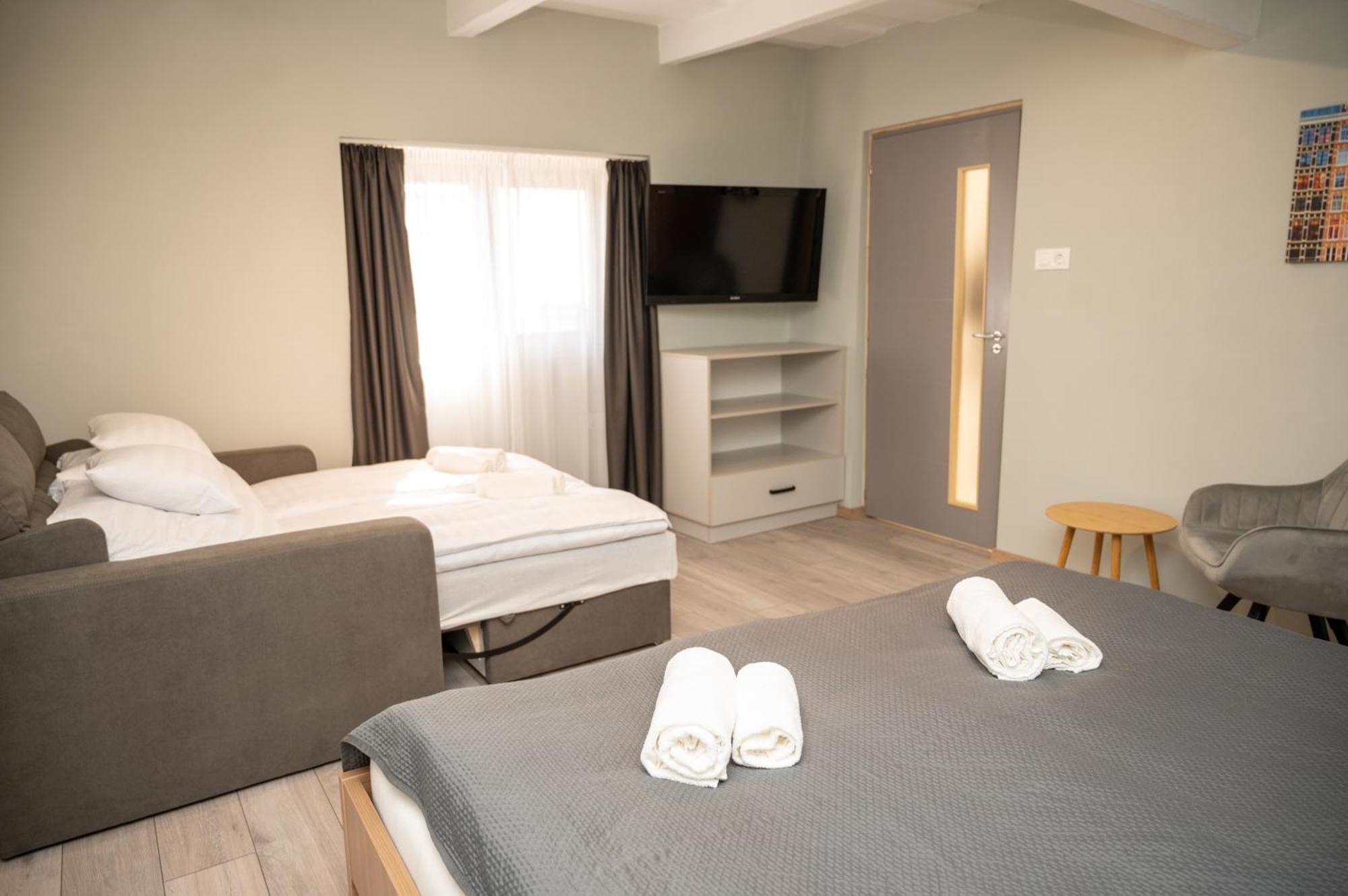 Tuenderkert Apartman Gyula Ngoại thất bức ảnh