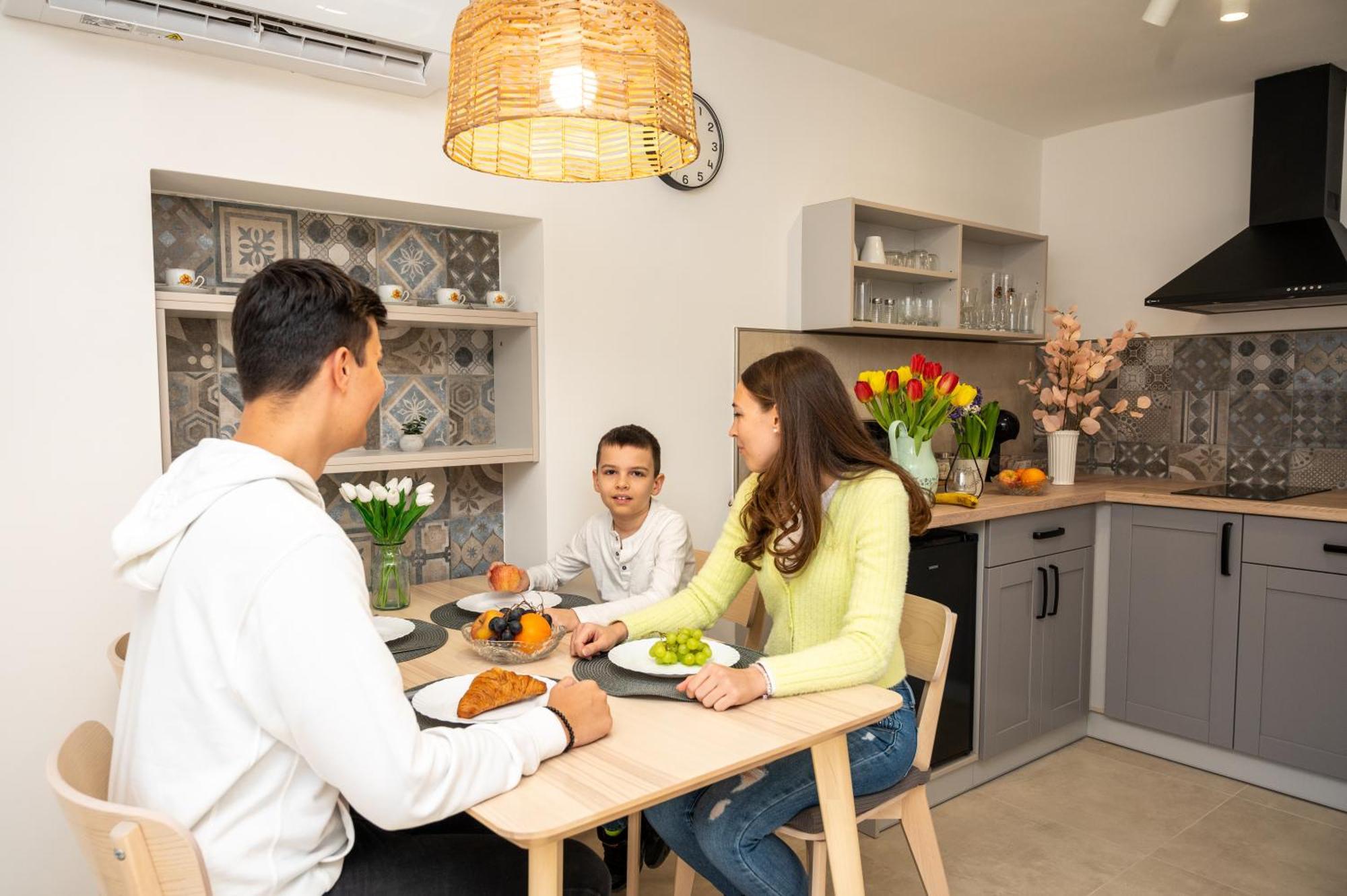 Tuenderkert Apartman Gyula Ngoại thất bức ảnh
